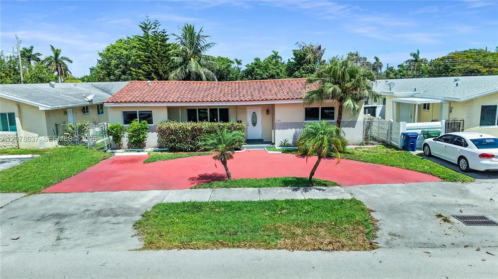 903 NE 2nd St Hallandale Beach, FL 33009