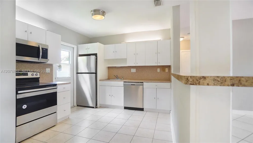 903 NE 2nd St Hallandale Beach, FL 33009