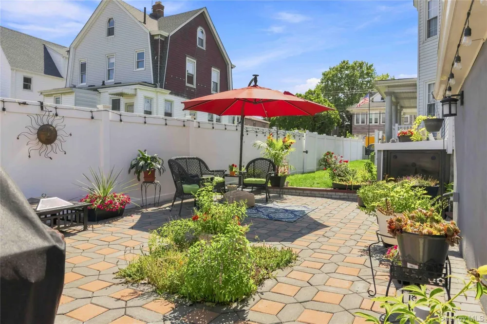 27-17 Ericsson Street East Elmhurst, NY 11369