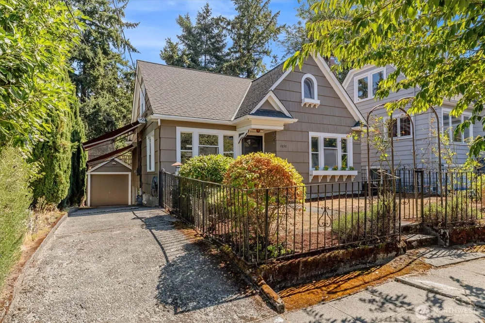 2650 Walnut Avenue SW Seattle, WA 98116