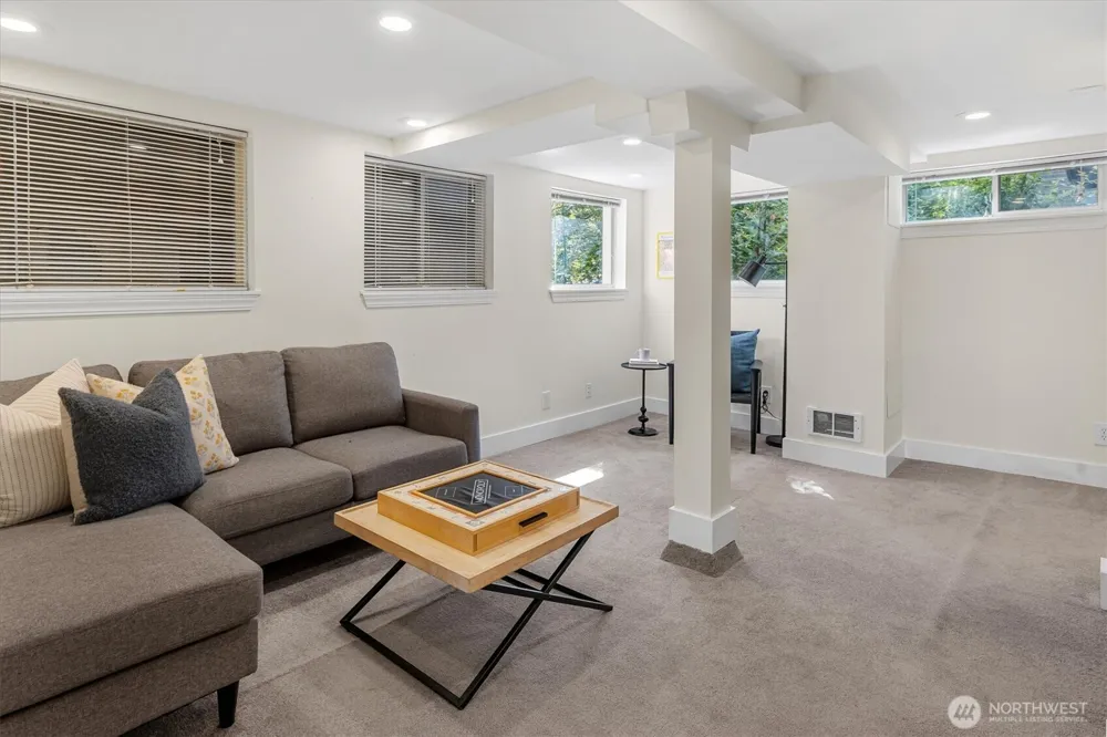 2650 Walnut Avenue SW Seattle, WA 98116