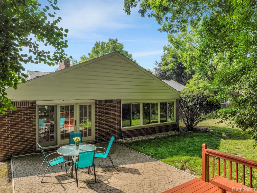 24800 Cromwell Drive Franklin Village, MI 48025