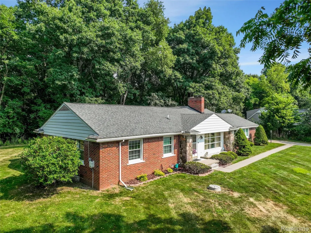 24800 Cromwell Drive Franklin Village, MI 48025
