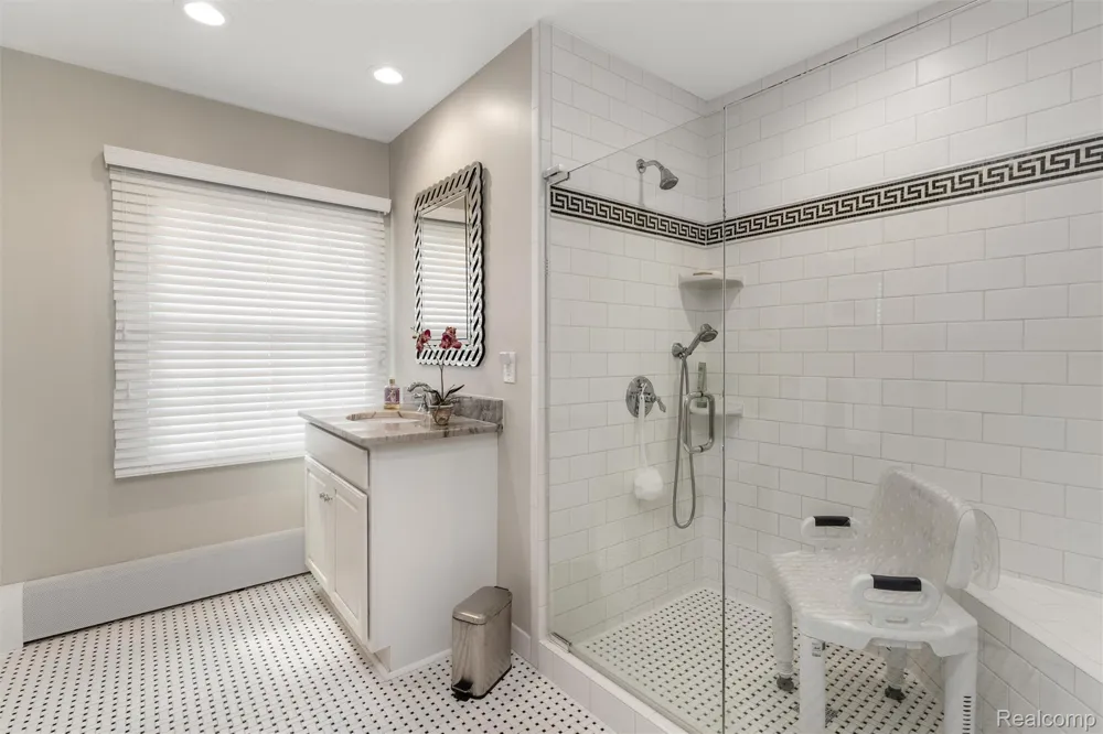 24800 Cromwell Drive Franklin Village, MI 48025
