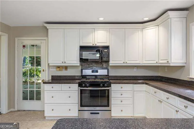 535 Valley LN Atlanta, GA 30328