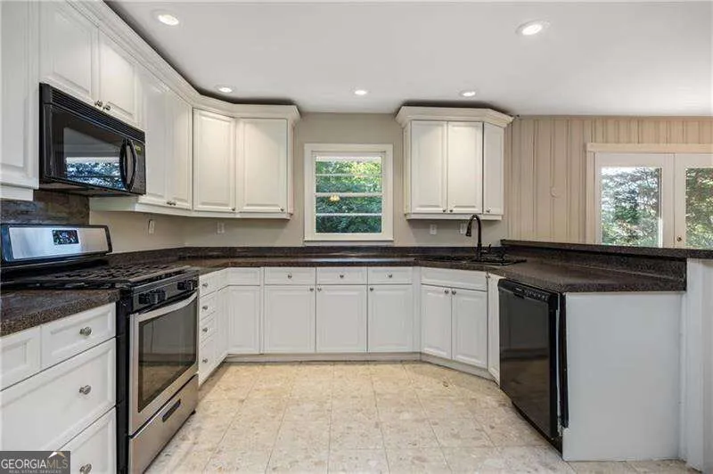 535 Valley LN Atlanta, GA 30328