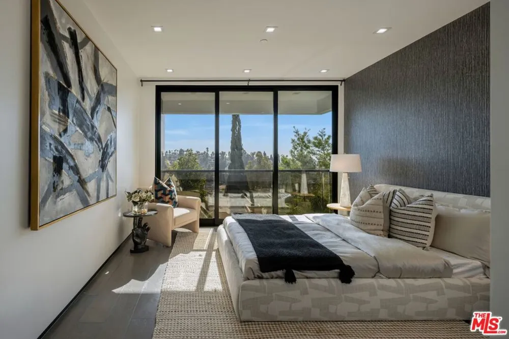 2033 Glencoe Way Los Angeles, CA 90068
