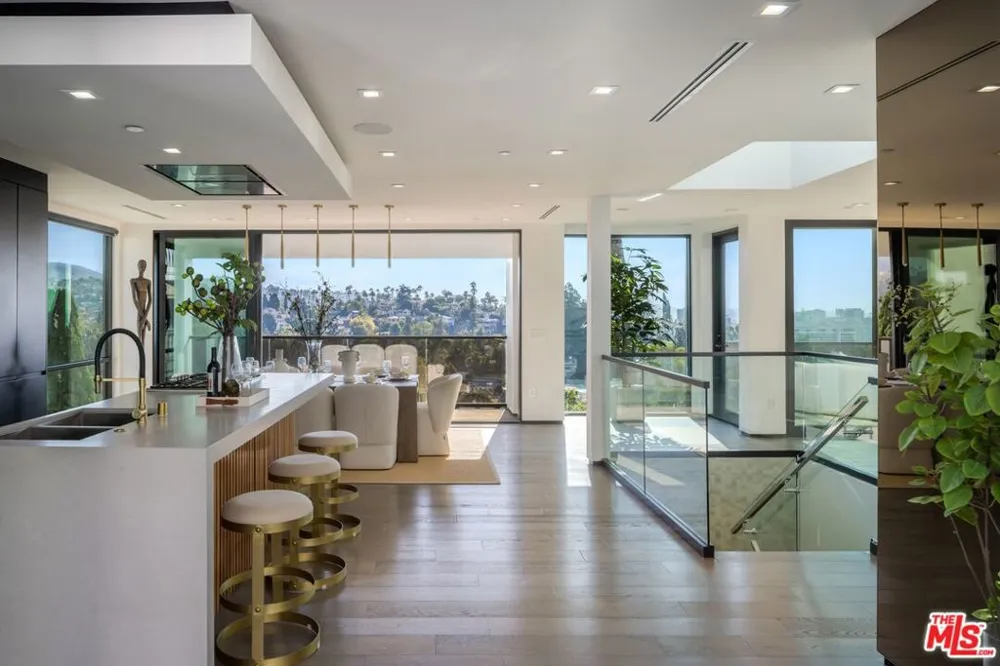 2033 Glencoe Way Los Angeles, CA 90068