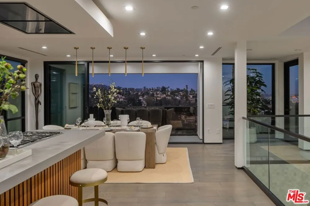 2033 Glencoe Way Los Angeles, CA 90068