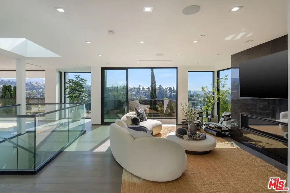 2033 Glencoe Way Los Angeles, CA 90068