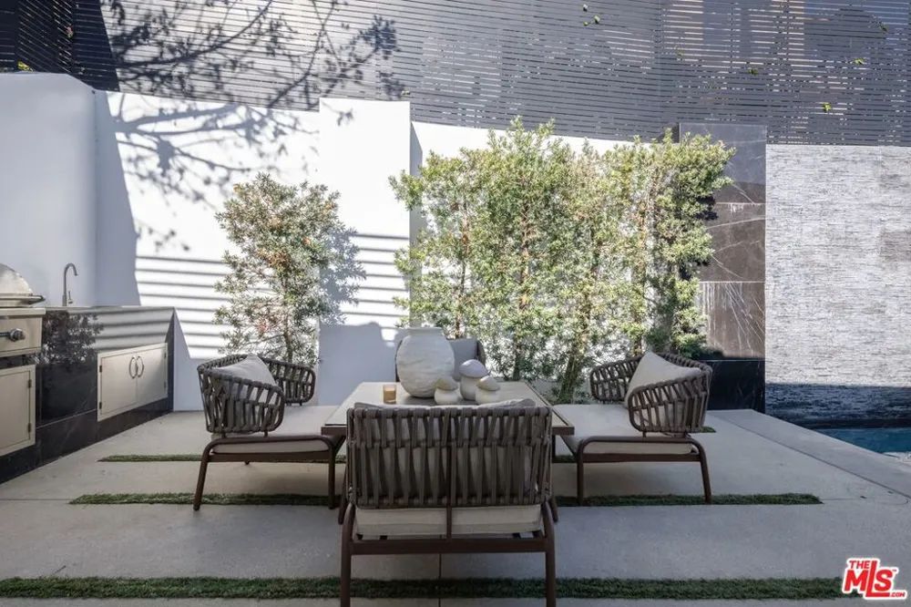 2033 Glencoe Way Los Angeles, CA 90068