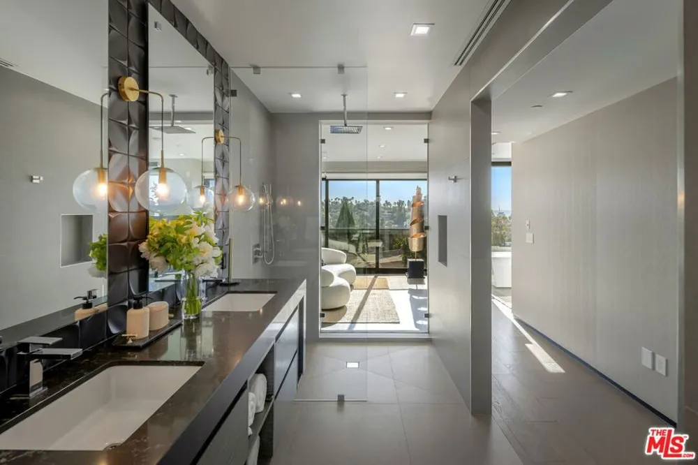 2033 Glencoe Way Los Angeles, CA 90068