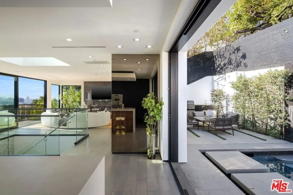 2033 Glencoe Way Los Angeles, CA 90068