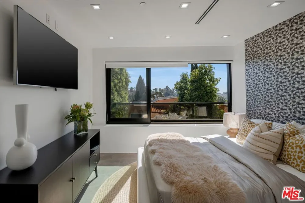 2033 Glencoe Way Los Angeles, CA 90068