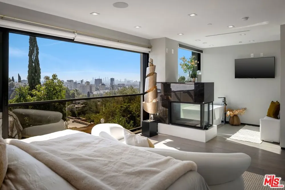 2033 Glencoe Way Los Angeles, CA 90068
