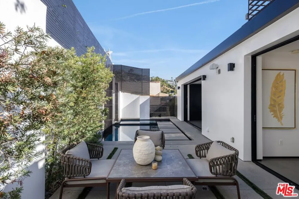 2033 Glencoe Way Los Angeles, CA 90068