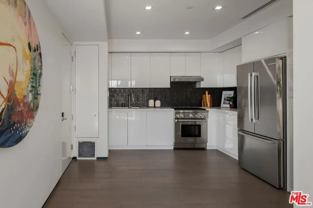 2033 Glencoe Way Los Angeles, CA 90068