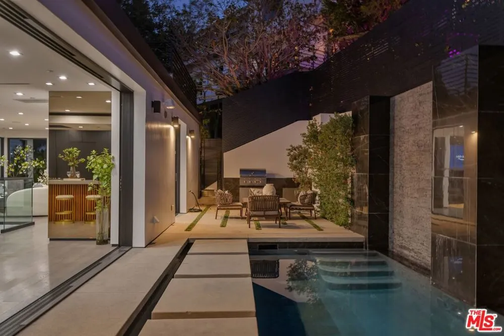 2033 Glencoe Way Los Angeles, CA 90068