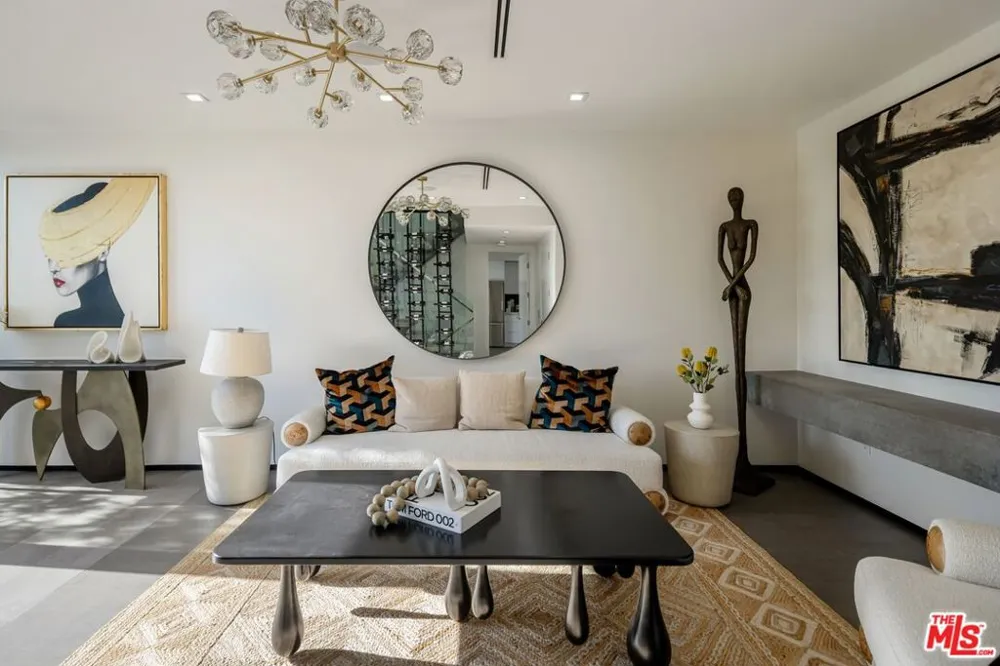 2033 Glencoe Way Los Angeles, CA 90068