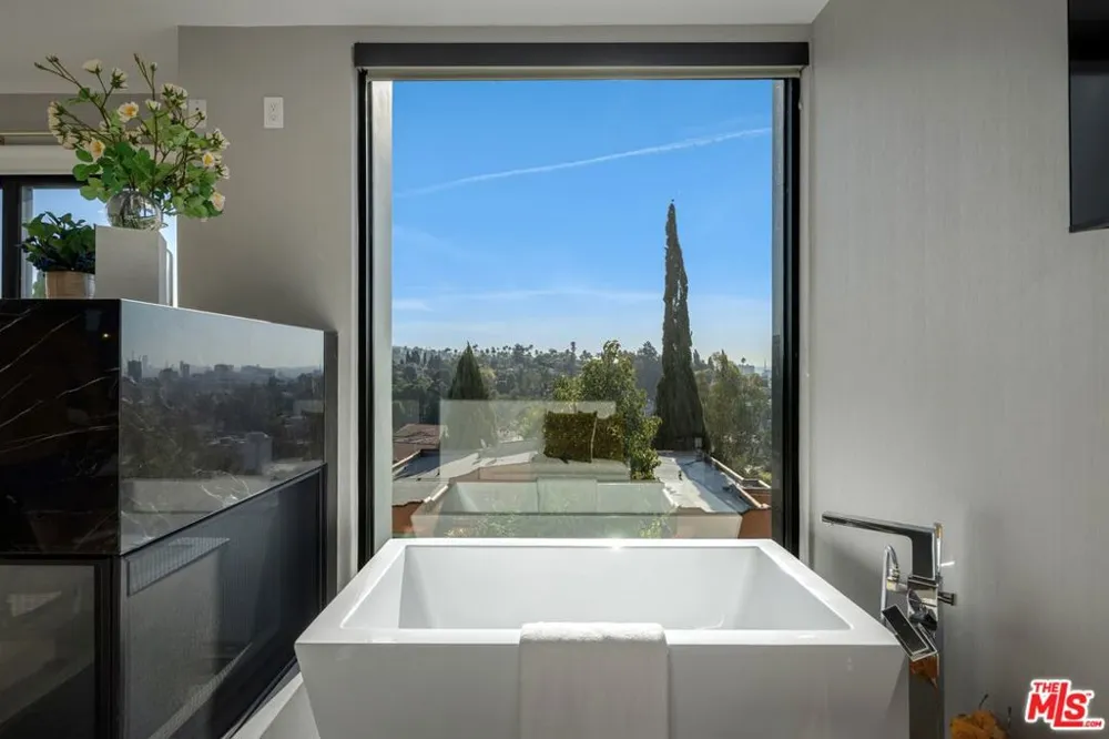 2033 Glencoe Way Los Angeles, CA 90068