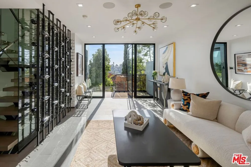 2033 Glencoe Way Los Angeles, CA 90068