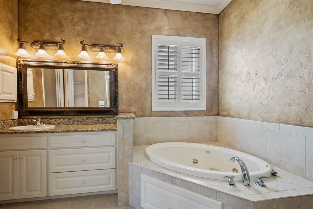 2464 LAUREL GLEN DRIVE Lakeland, FL 33803
