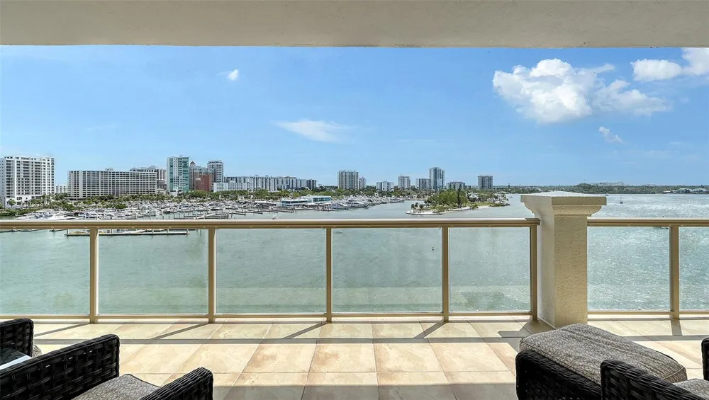 464 GOLDEN GATE POINT #702 Sarasota, FL 34236