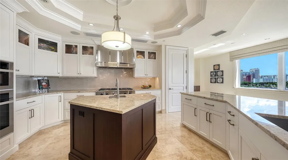 464 GOLDEN GATE POINT #702 Sarasota, FL 34236