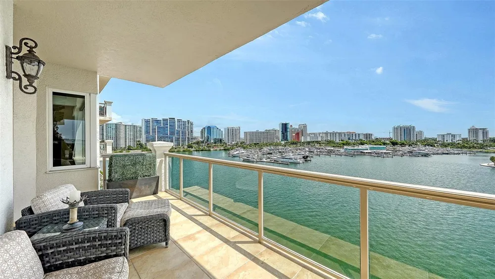 464 GOLDEN GATE POINT #702 Sarasota, FL 34236