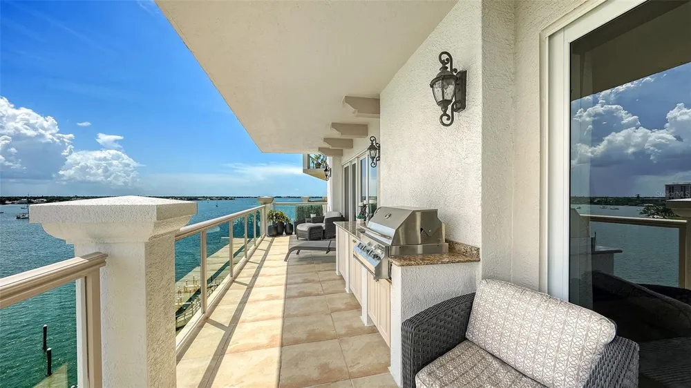 464 GOLDEN GATE POINT #702 Sarasota, FL 34236