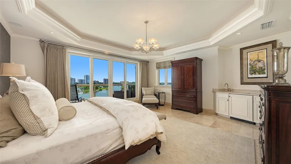 464 GOLDEN GATE POINT #702 Sarasota, FL 34236