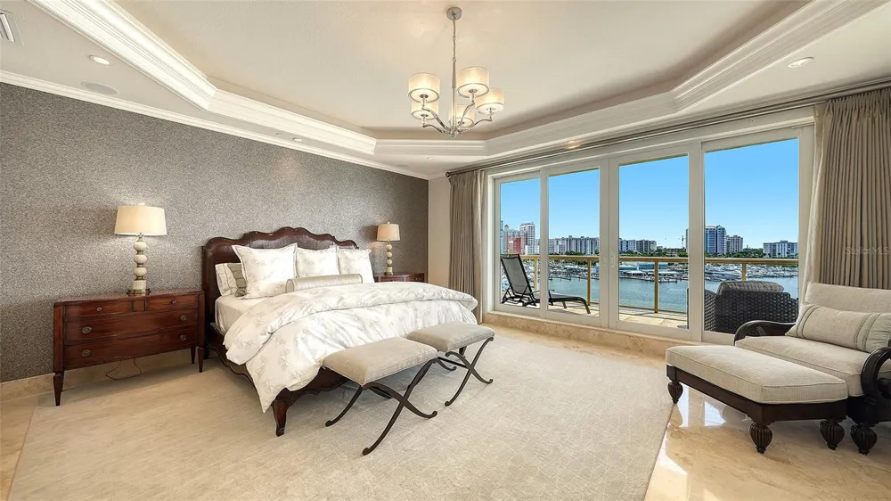 464 GOLDEN GATE POINT #702 Sarasota, FL 34236