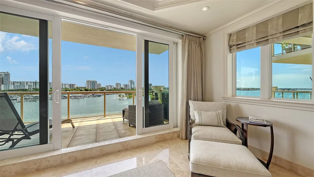 464 GOLDEN GATE POINT #702 Sarasota, FL 34236