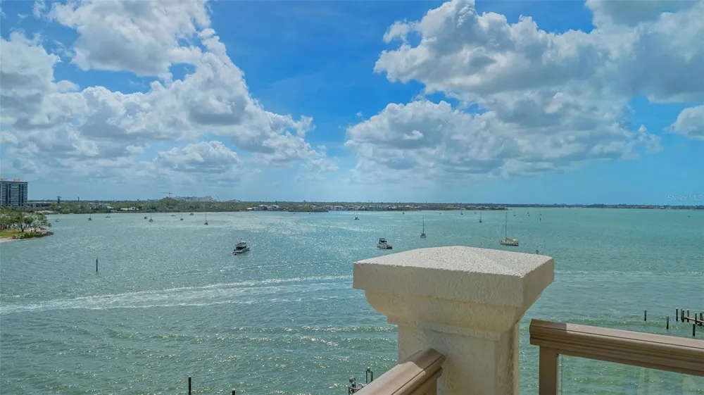464 GOLDEN GATE POINT #702 Sarasota, FL 34236