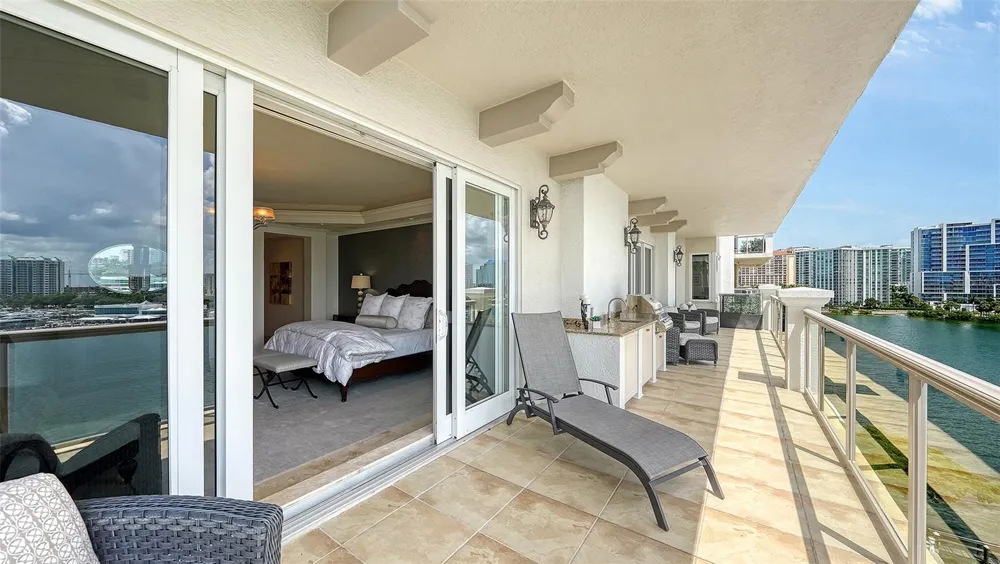 464 GOLDEN GATE POINT #702 Sarasota, FL 34236