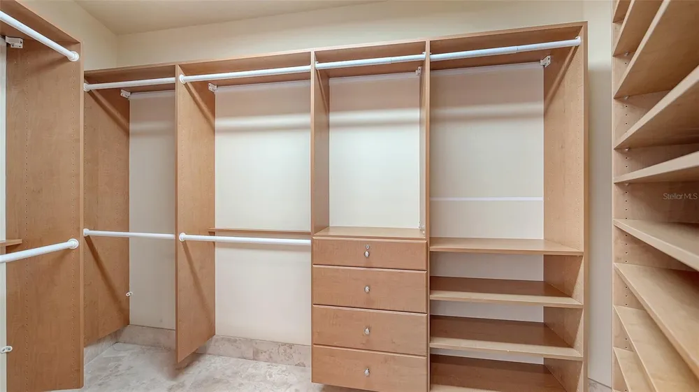 464 GOLDEN GATE POINT #702 Sarasota, FL 34236