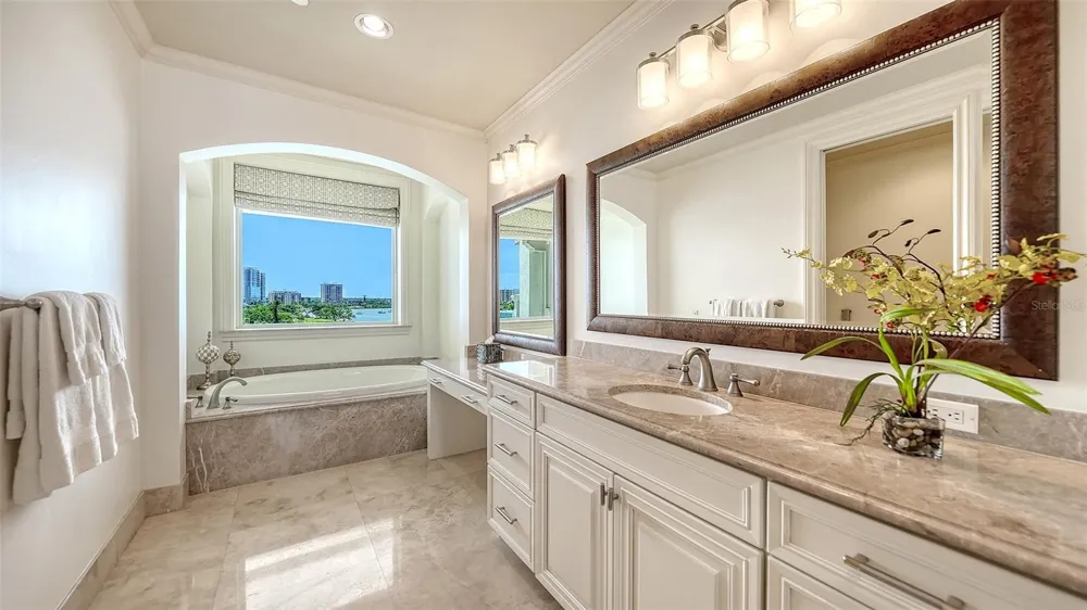 464 GOLDEN GATE POINT #702 Sarasota, FL 34236