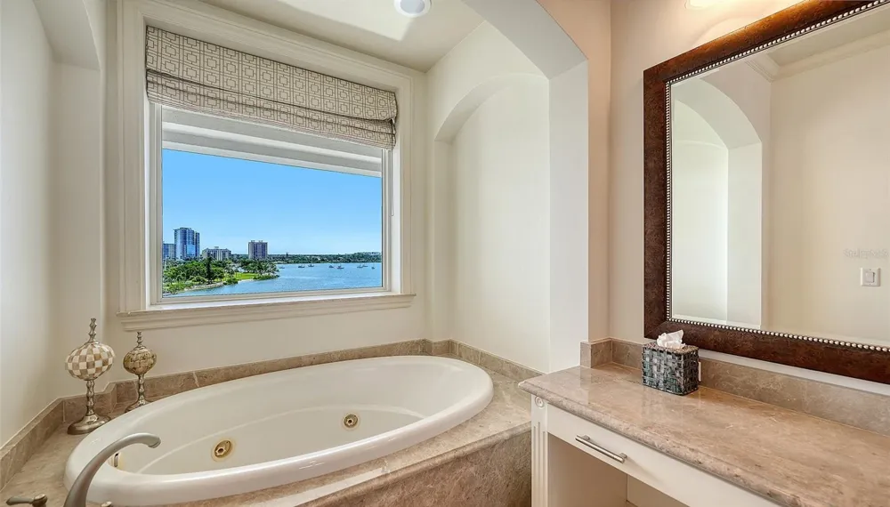 464 GOLDEN GATE POINT #702 Sarasota, FL 34236