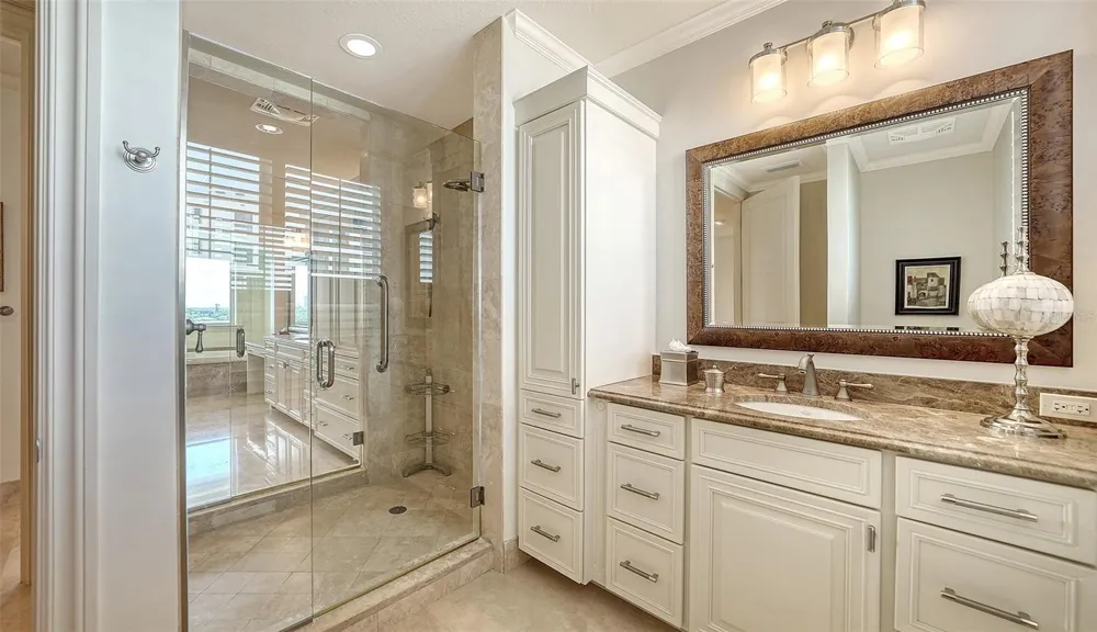 464 GOLDEN GATE POINT #702 Sarasota, FL 34236