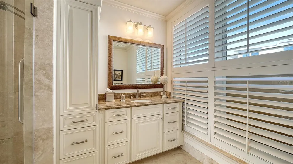 464 GOLDEN GATE POINT #702 Sarasota, FL 34236