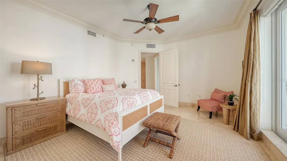464 GOLDEN GATE POINT #702 Sarasota, FL 34236