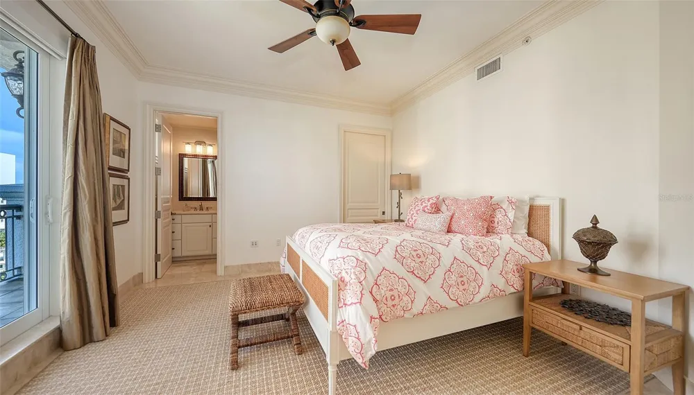 464 GOLDEN GATE POINT #702 Sarasota, FL 34236