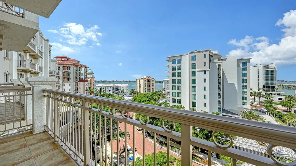 464 GOLDEN GATE POINT #702 Sarasota, FL 34236