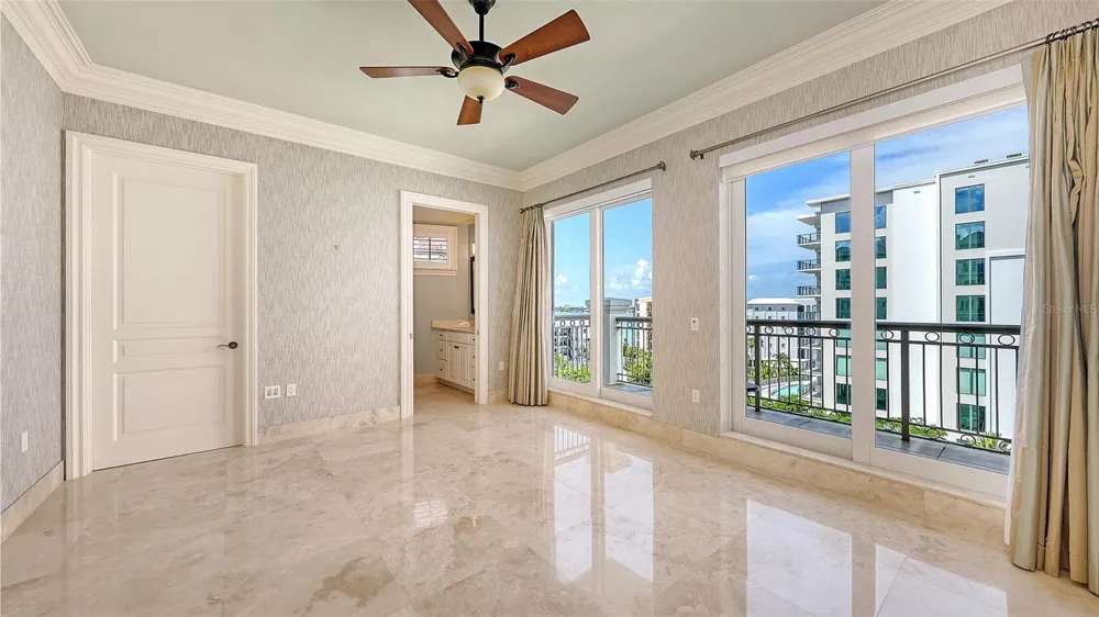 464 GOLDEN GATE POINT #702 Sarasota, FL 34236