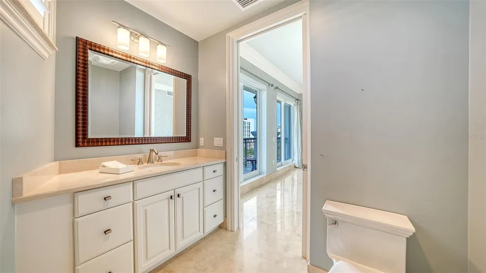 464 GOLDEN GATE POINT #702 Sarasota, FL 34236