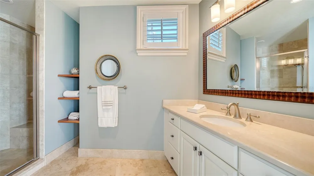 464 GOLDEN GATE POINT #702 Sarasota, FL 34236