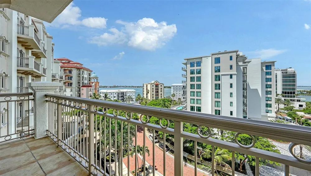 464 GOLDEN GATE POINT #702 Sarasota, FL 34236