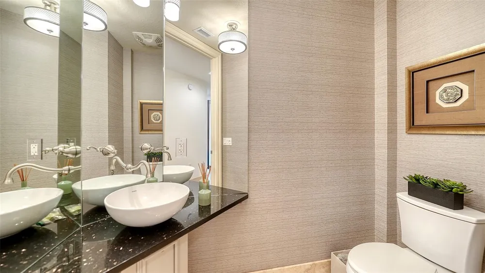 464 GOLDEN GATE POINT #702 Sarasota, FL 34236
