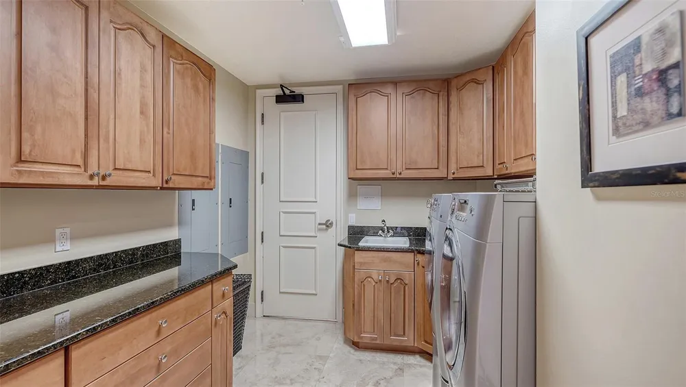464 GOLDEN GATE POINT #702 Sarasota, FL 34236