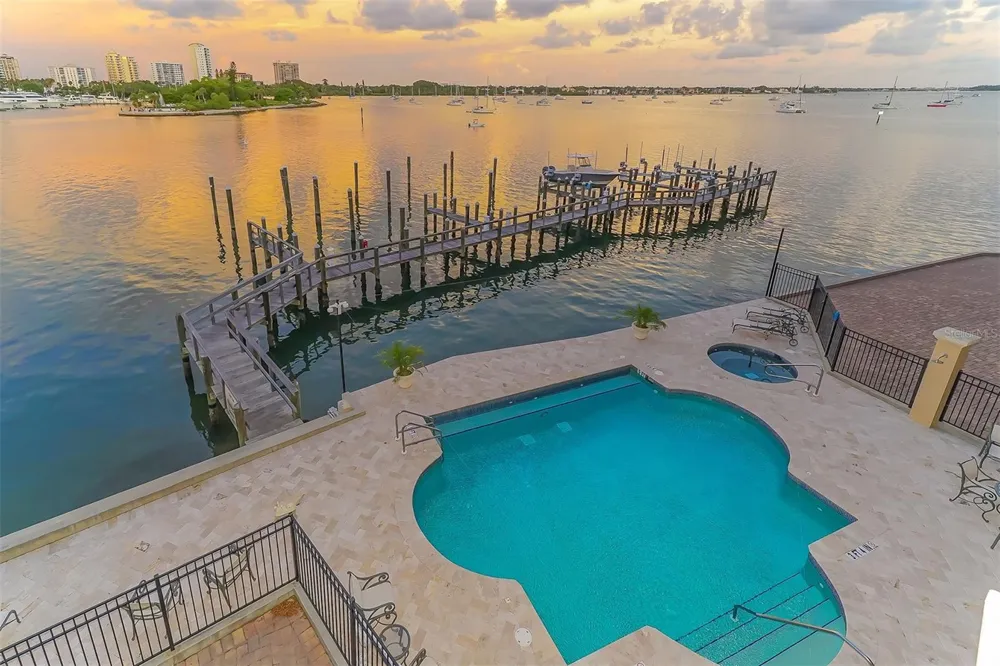 464 GOLDEN GATE POINT #702 Sarasota, FL 34236